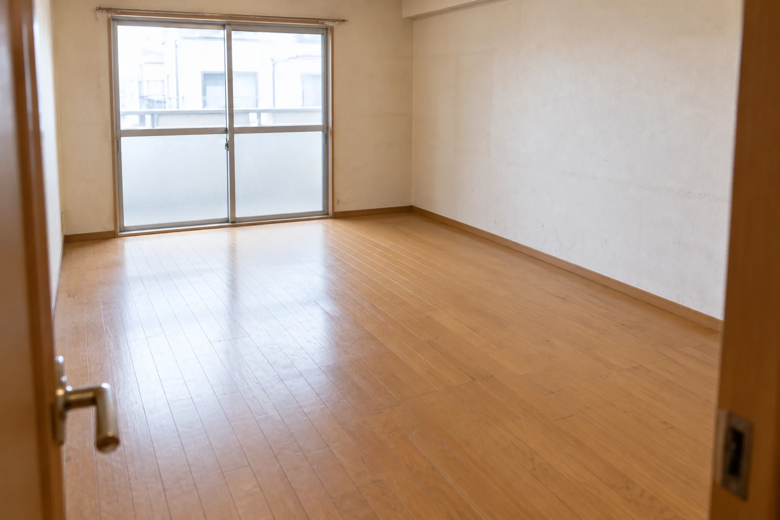 家財撤去後のイメージ:同じ部屋からソファや棚、テーブルなどをすべて撤去した空室